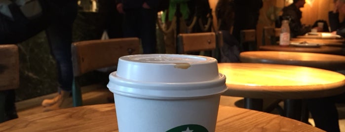 Starbucks is one of Lieux qui ont plu à Sarp.