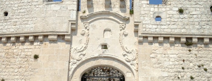 Castello di Monte Sant'angelo is one of Tempat yang Disukai Cesar.