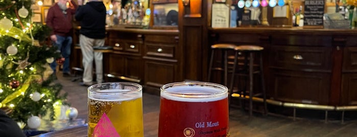 The Queens Head is one of Pubs - London West.