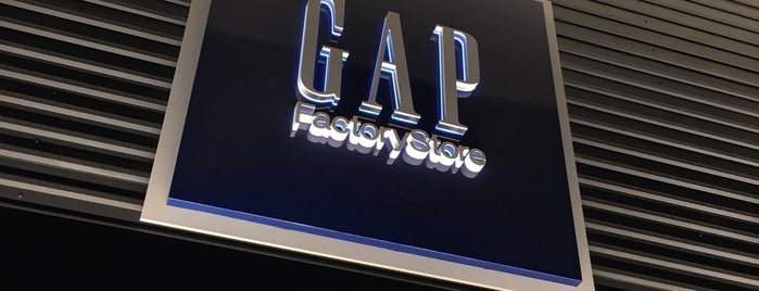 Gap Factory Store is one of Posti che sono piaciuti a Julia.