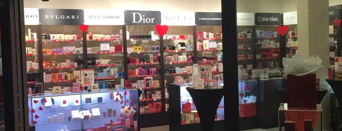 Fragrance Outlet is one of Lugares favoritos de Jose.