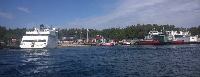 Stavsnäs Vinterhamn is one of Orte, die Inés gefallen.