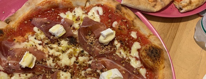 Zizzi Pizza is one of Gezgin geyikler yemekte.