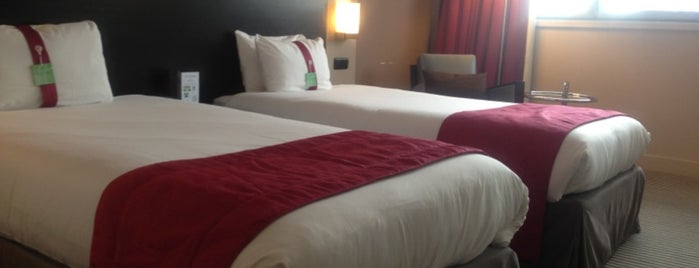 Holiday Inn Paris - Porte de Clichy is one of Florenceさんのお気に入りスポット.