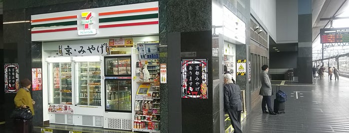 セブンイレブン キヨスクJR京都駅0番のりば東店 is one of 京都駅構内・駅前コンビニリスト.