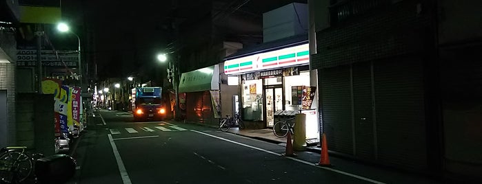 7-Eleven is one of コンビニ.