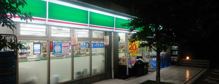 ローソンストア100 磯子久木町店 is one of コンビニ5.