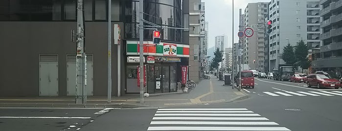 サンクス 北１条通店 is one of petitcurryさんのお気に入りスポット.