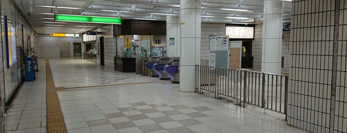 Atago-bashi Station (N12) is one of 仙台の辻標.