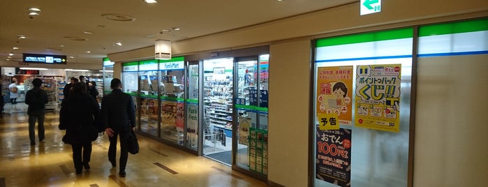 ファミリーマート 世界貿易センター店 is one of 浜松町.