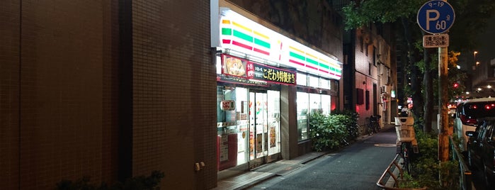 セブンイレブン 新宿水道町店 is one of 渋谷、新宿コンビニ.