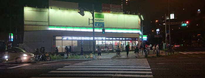 FamilyMart is one of 街.