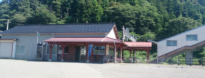 Kajiyashiki Station is one of えちごトキめき鉄道日本海ひすいライン.