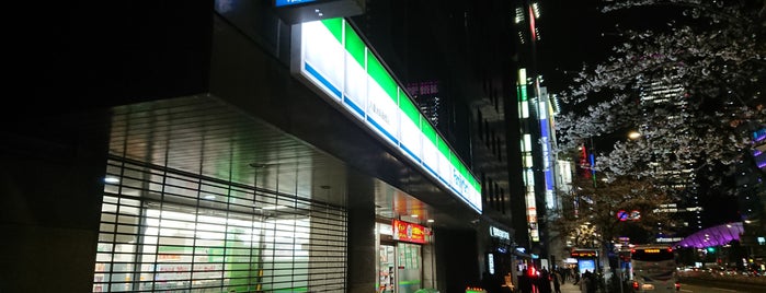 ファミリーマート 八重洲呉服橋店 is one of コンビニその３.