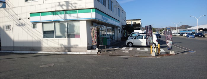 ファミリーマート 岡山倉富店 is one of 岡山市コンビニ.