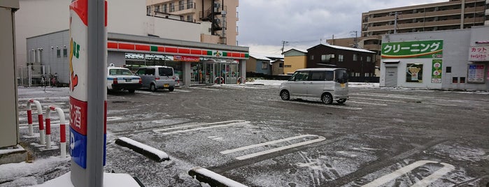 サンクス 秋田ならやま店 is one of Orte, die Shin gefallen.