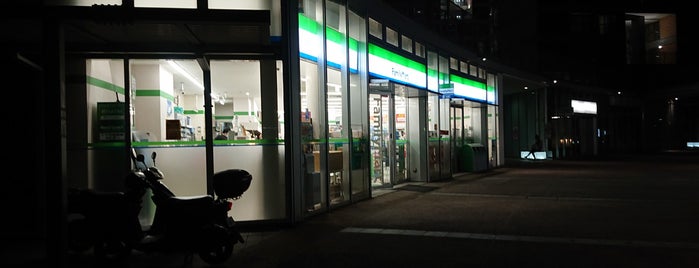 FamilyMart is one of コンビニ.