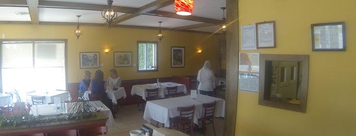 Mia's Indian Cuisine is one of Lugares favoritos de Zac.