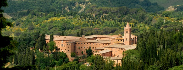 Abbazia di Monte Oliveto Maggiore is one of Tuscan places not to be missed!.