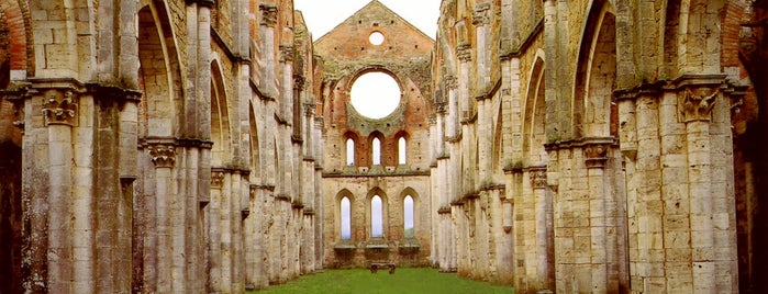 Abbazia Di San Galgano is one of Tuscan places not to be missed!.