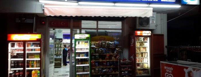 Durmaz Market is one of สถานที่ที่ ahmet ถูกใจ.