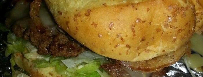 Mad Mike's Burgers & Fries is one of Posti che sono piaciuti a Daniel M..