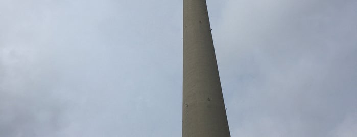 Berliner Fernsehturm is one of สถานที่ที่ Wendy ถูกใจ.