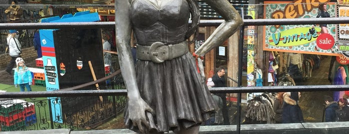 Amy Winehouse Statue is one of Lieux qui ont plu à Wendy.