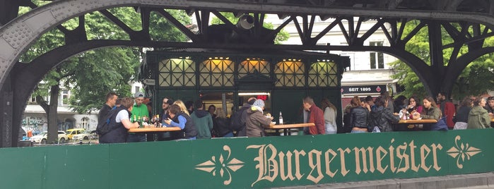 Burgermeister is one of Lugares favoritos de Wendy.