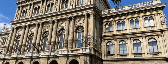 Magyar Tudományos Akadémia könyvtára is one of a bölcsészek könyvtáraznak.