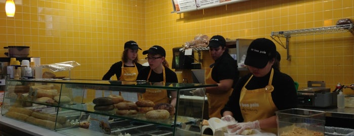 Au Bon Pain at Hesburgh Library is one of Locais curtidos por Bill.