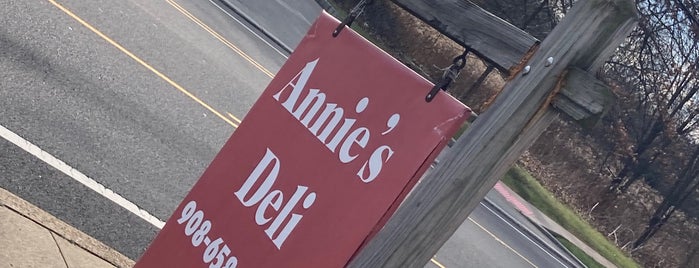 Annie's Deli is one of Locais curtidos por Neil.