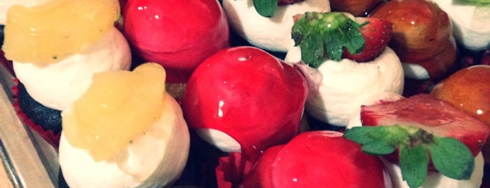 Soldoosh Pastry Shop | شیرینی سولدوش is one of Posti che sono piaciuti a Makan.