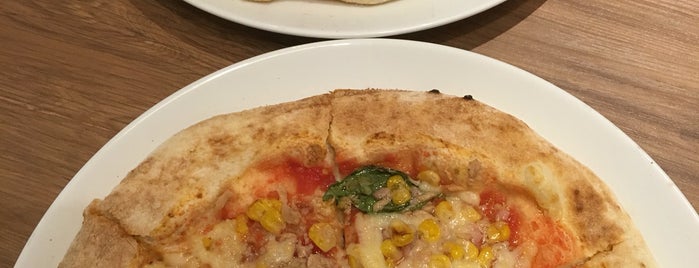 Napoli's PIZZA & CAFFÉ 神戸三宮センタープラザ is one of Posti che sono piaciuti a Harika.