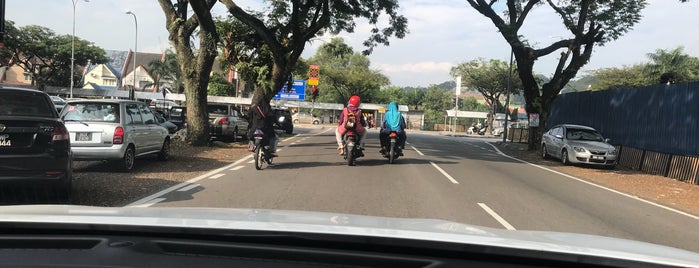 Traffic Light Cross Junction Setiawangsa-Jelatek is one of Tempat yang Disukai Aishah.