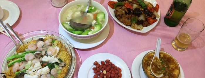 Yung Sun Seafood Restaurant is one of Tempat yang Disukai Flora.