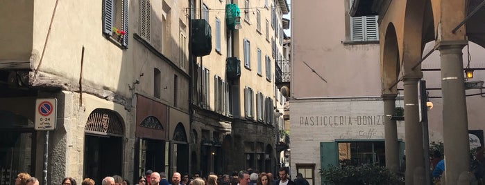 Piazza Luigi Angelini is one of Locais curtidos por Andrea.