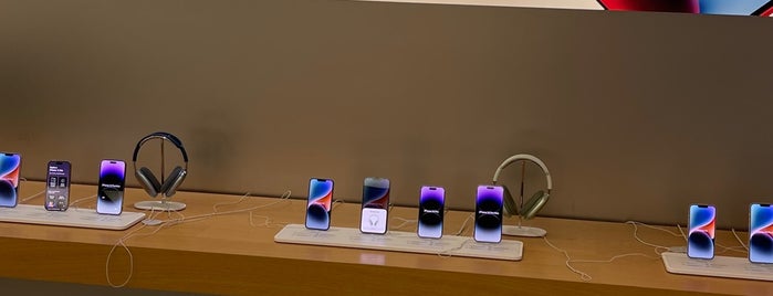 Apple Oriocenter is one of Apple Stores Italy.