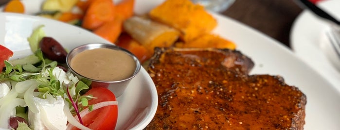 Fahrenheit Seafood & Grill is one of Locais curtidos por Şakir.