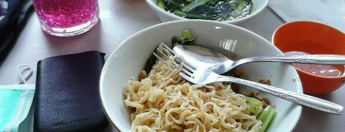 Mie Mapan is one of The most favorite foods in Surabaya.