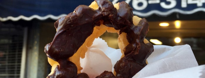 Bob's Donuts is one of Lugares favoritos de Trace.