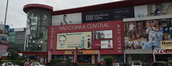Vadodara Central is one of Locais curtidos por Viral.