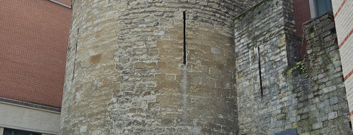 Tour Noir / Zwarte Toren is one of Brussles.