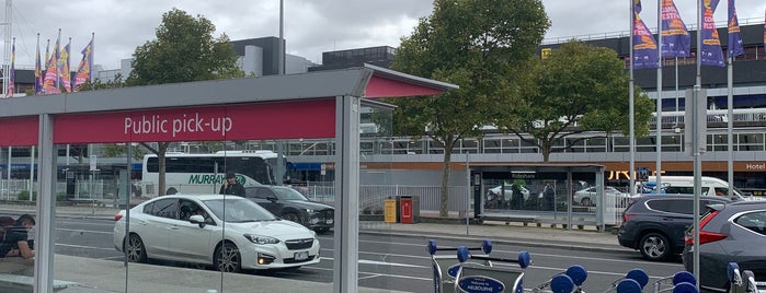 Melbourne Airport Pick Up Zone is one of Kristine Deray - Melbourne Establishments.