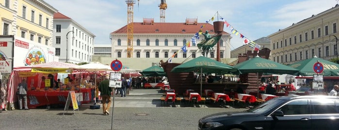 Hamburger Fischmarkt is one of สถานที่ที่บันทึกไว้ของ Michelle.