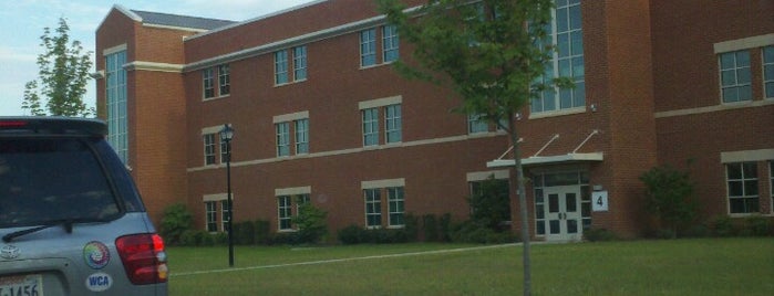 Lois S. Hornsby Middle School is one of Lugares favoritos de Alicia.
