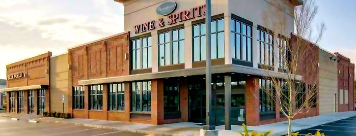 Providence Wine & Spirits is one of Lieux qui ont plu à Alison.