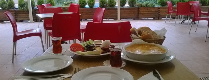 KentPlus 3B Havuz Cafe is one of สถานที่ที่บันทึกไว้ของ Veysel.
