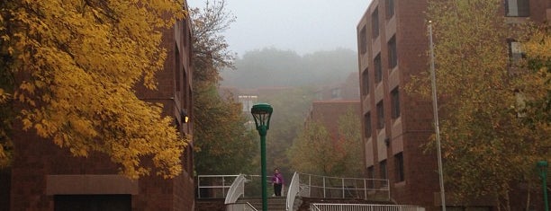 College-in-the-Woods is one of Lieux qui ont plu à Charles.