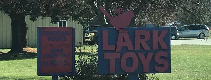 Lark Toys is one of Tempat yang Disukai Doug.